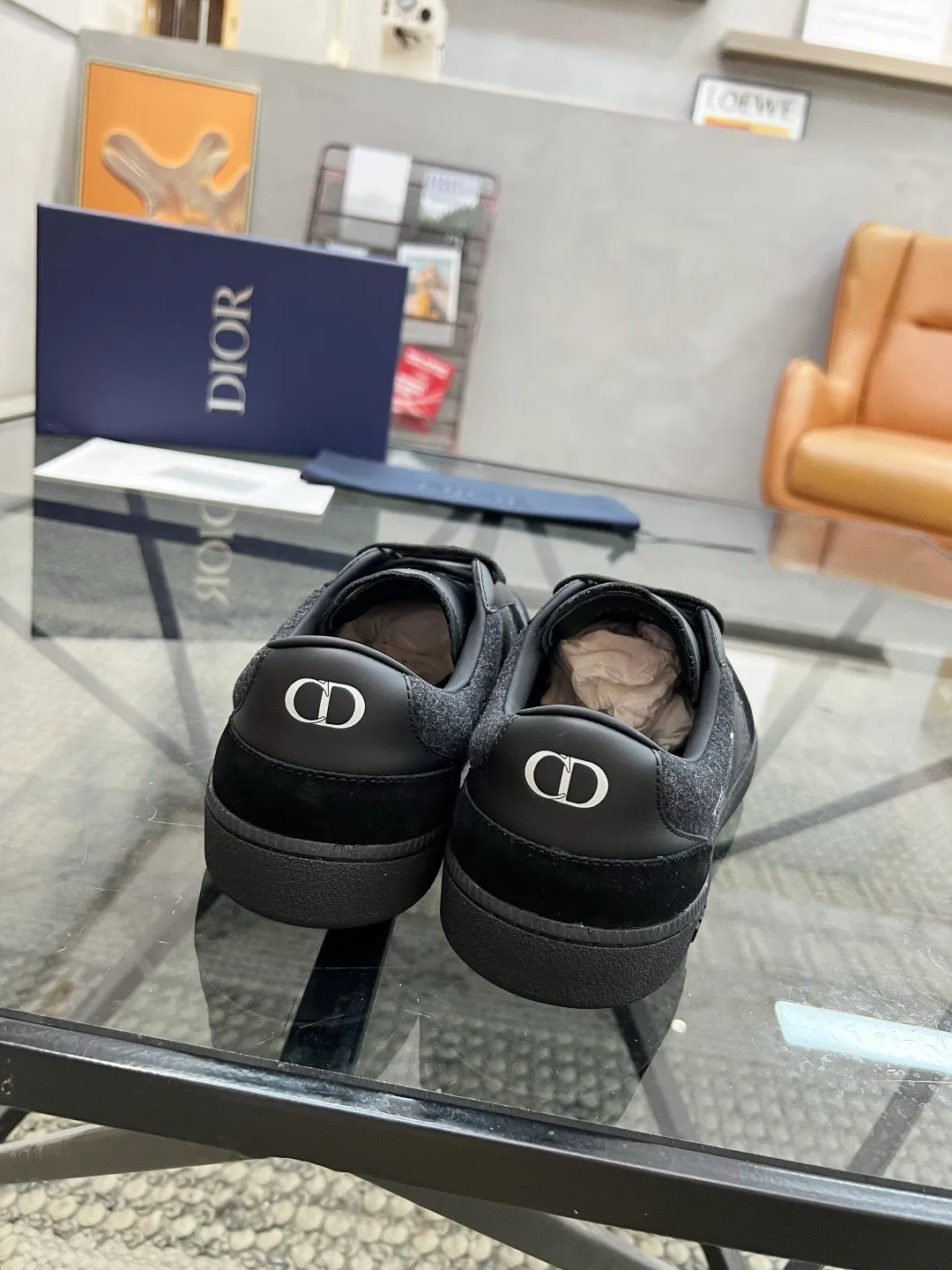 Men's Men's Shoes 💰420【New Style】🍿🍿𝐃𝐢𝐨* — Dior. Dior's new casual sneakers define your fashionable pace. They boldly use innovative technological fabrics to create a futuristic silhouette. The light and breathable mesh material, combined with the unique texture coating process, presents a refreshing visual effect, as if it is a fashion item from the future world. Whether paired with casual outfits or mixed with formal looks, the Dio* D-Sketch sneakers are effortless and add a touch of futuristic style to your overall look. From the streets to the catwalk, it is your indispensable fashion tool. The upper is made of high-tech mesh material, which is light and breathable and fits your feet like a second skin, keeping you dry and comfortable even in the hot summer. The delicate mesh structure gives the shoes a unique visual effect and displays a futuristic aesthetic. Code number: 39-44 (38, 45 customized)